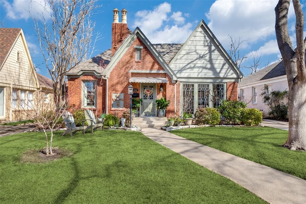 Property Photo: 502 Valencia Street TX 75223