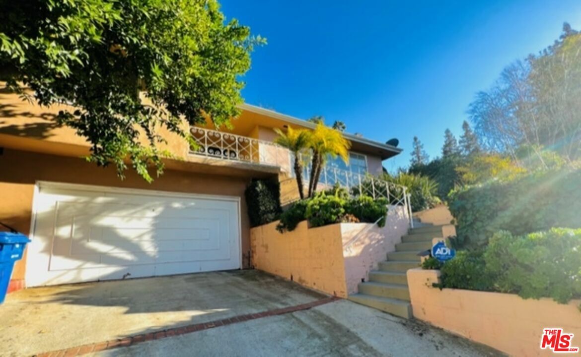 Property Photo:  15500   Del Gado Dr  CA 91403 