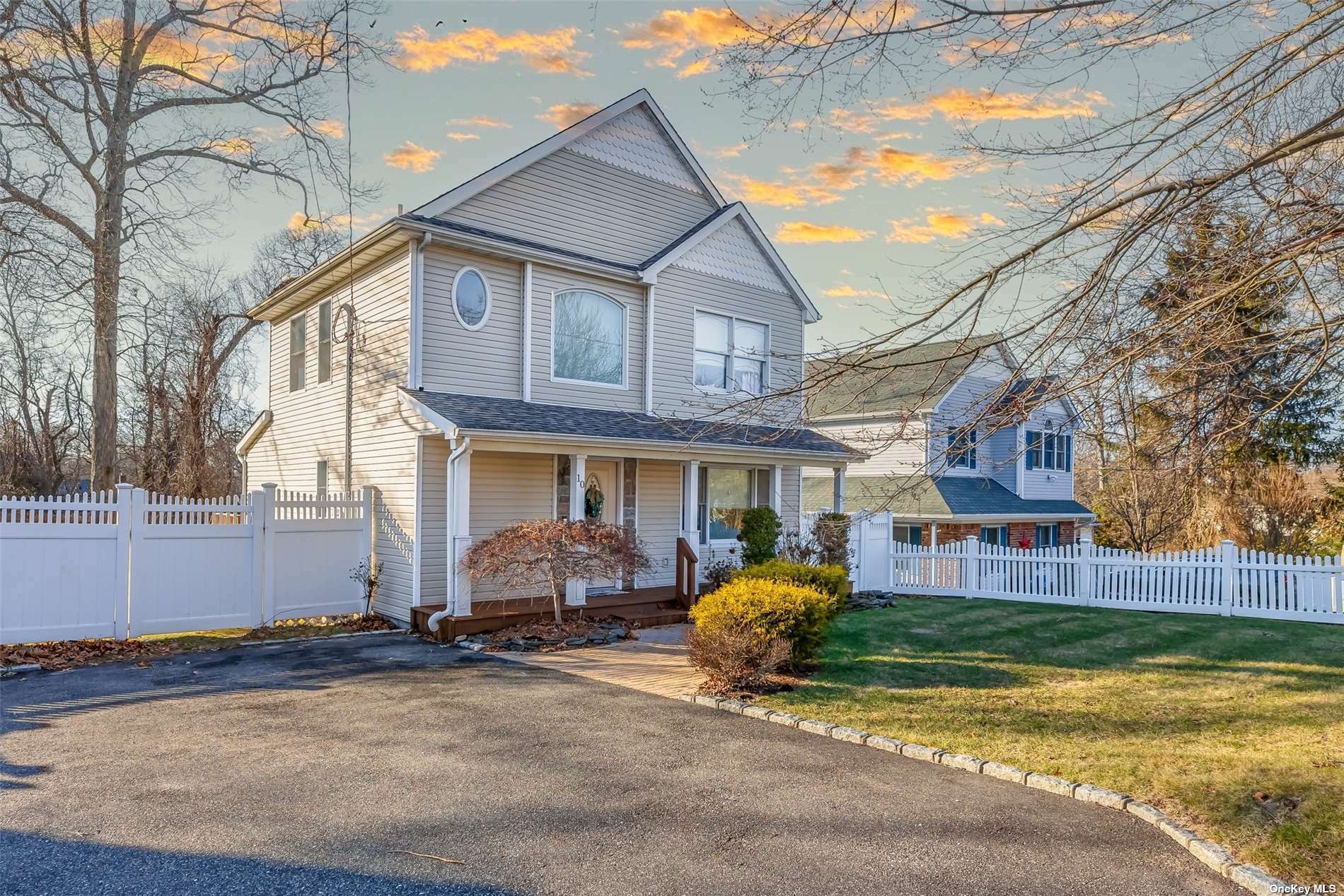 Property Photo:  10 Dorchester Road  NY 11779 