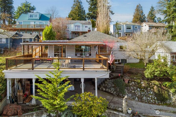 Property Photo: 817 Merrill Place W WA 98312