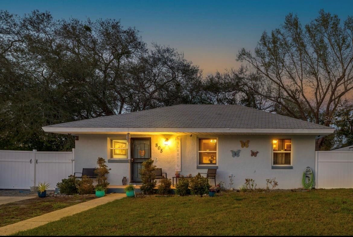 Property Photo:  808 Chippendale Street  FL 32725 