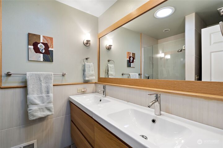 Property Photo: 13717 NE 70th Place WA 98052