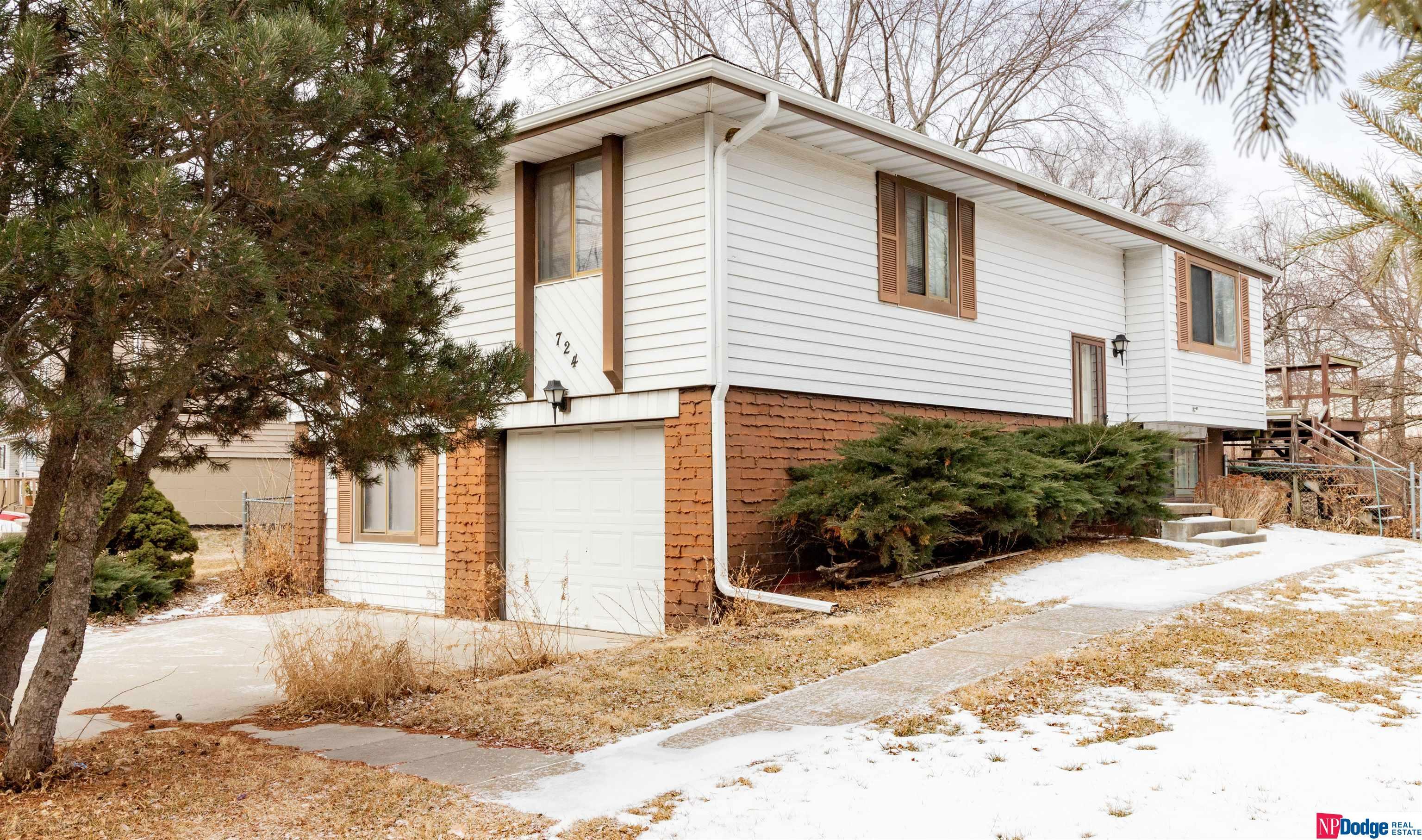 Property Photo:  724 Willow Avenue  NE 68005 