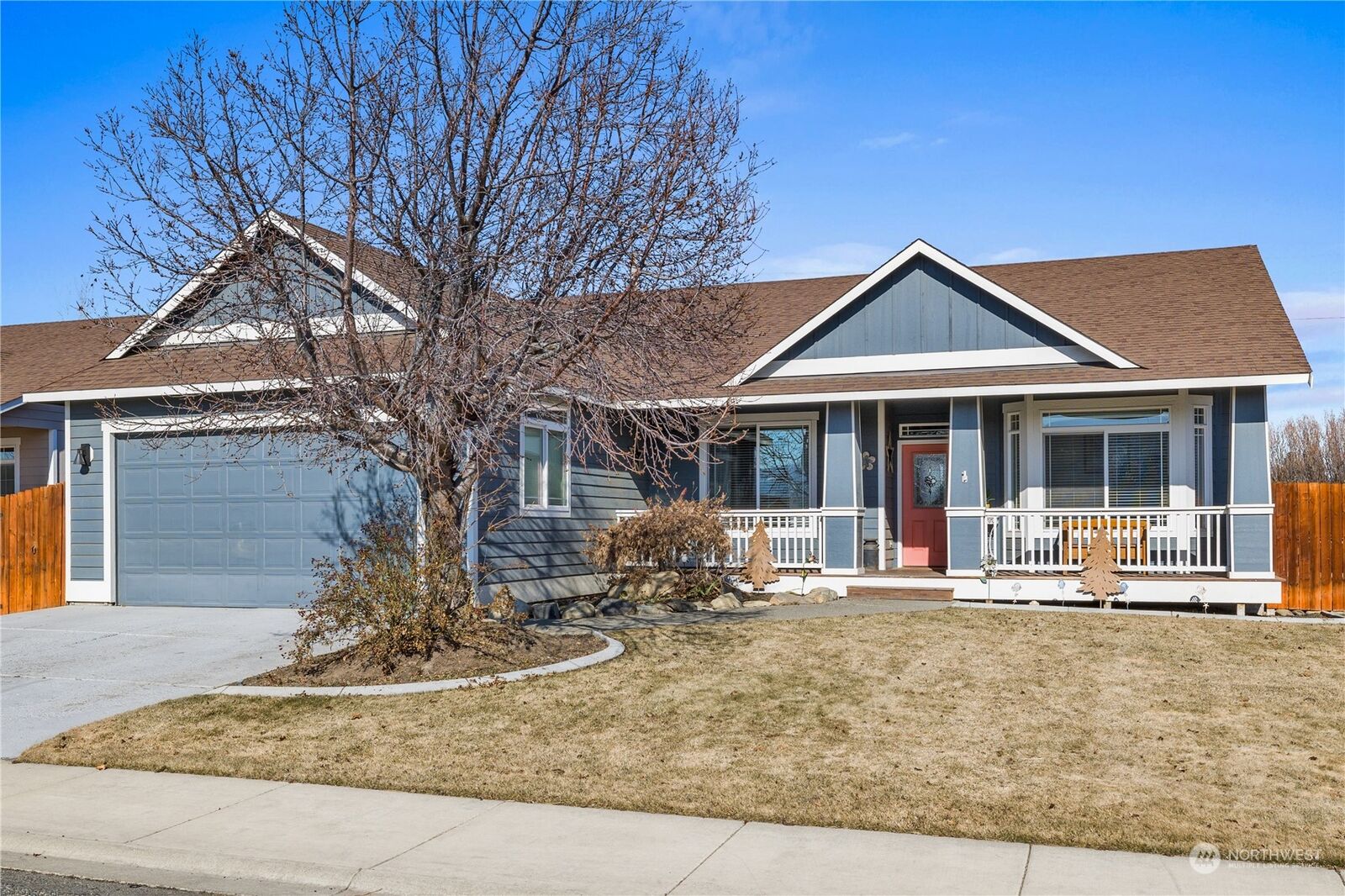 Property Photo:  1806 N Bluegrass Lane  WA 98926 