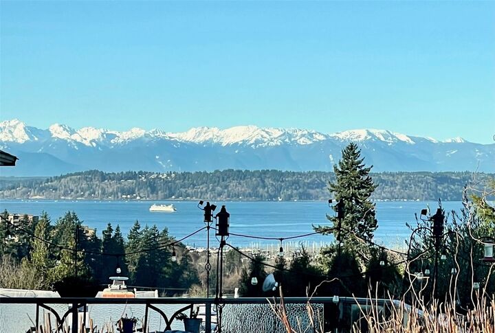 Property Photo:  720 8th Avenue S  WA 98020 