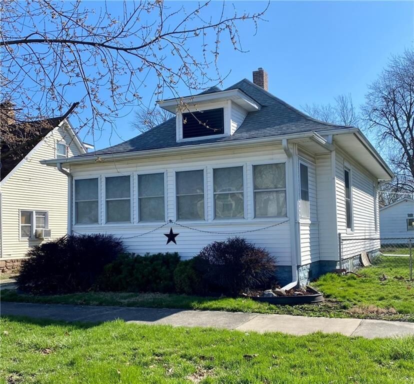 Property Photo:  804 S 17th Street   61938 