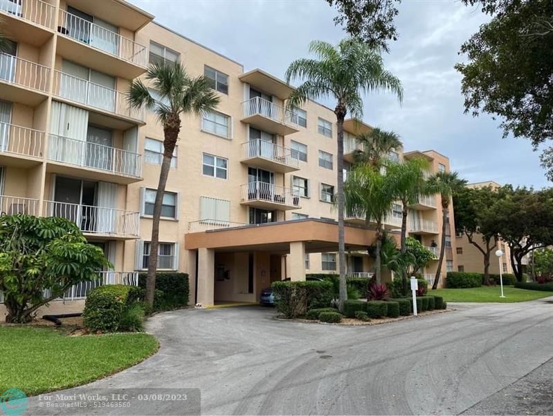 Property Photo: 470 Executive Center Dr FL 33401