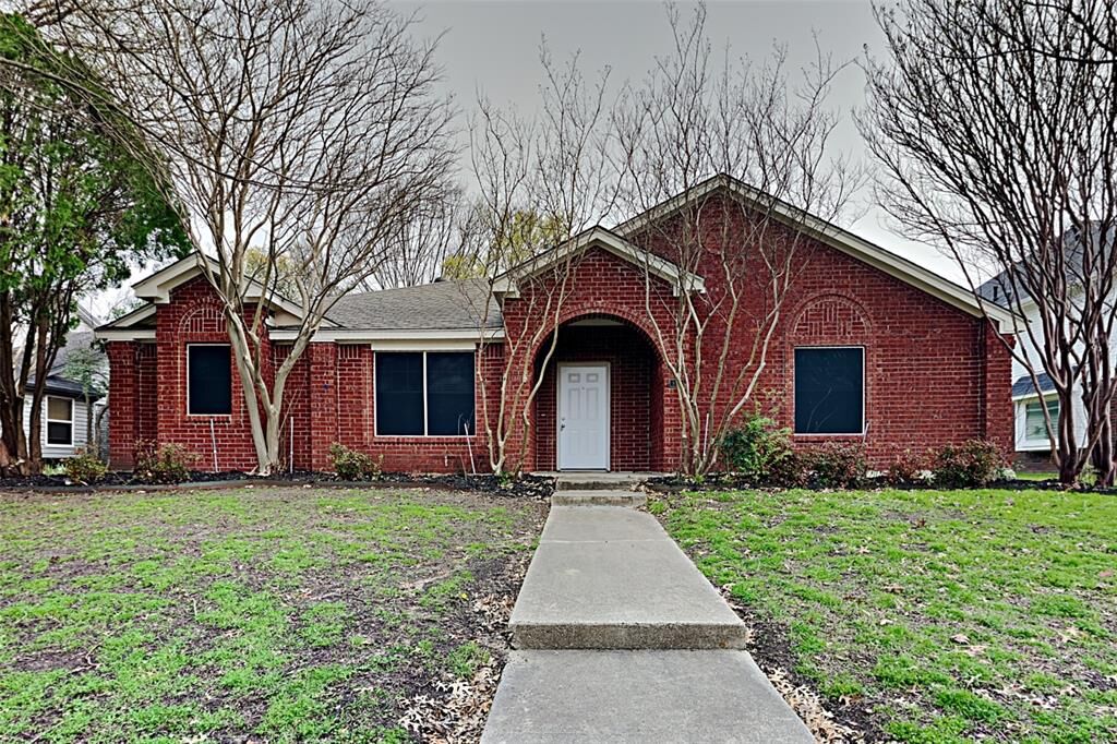 Property Photo: 810 Fairlawn Street TX 75002