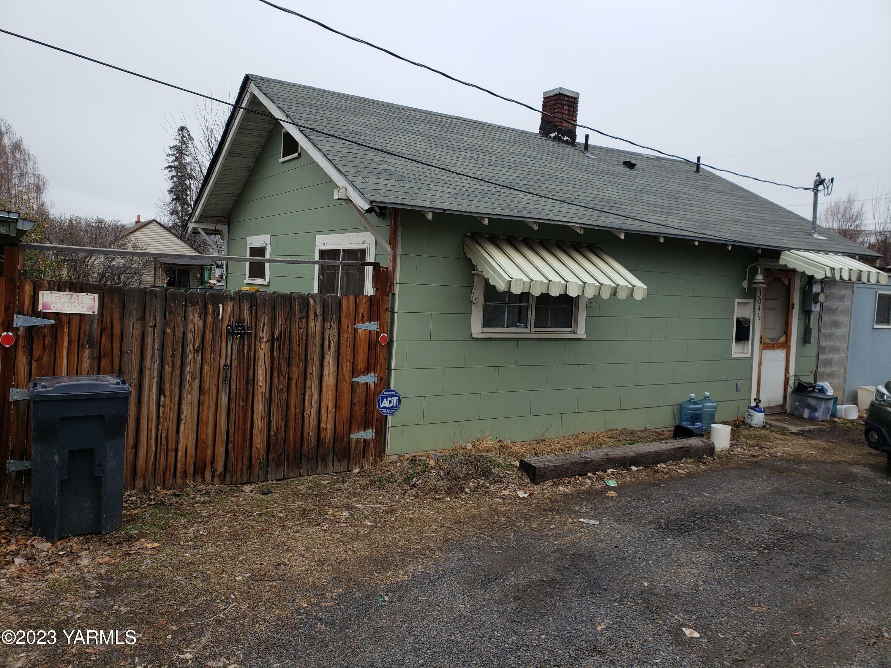 Property Photo:  304 1/2 N Wenas Ave  WA 98942 