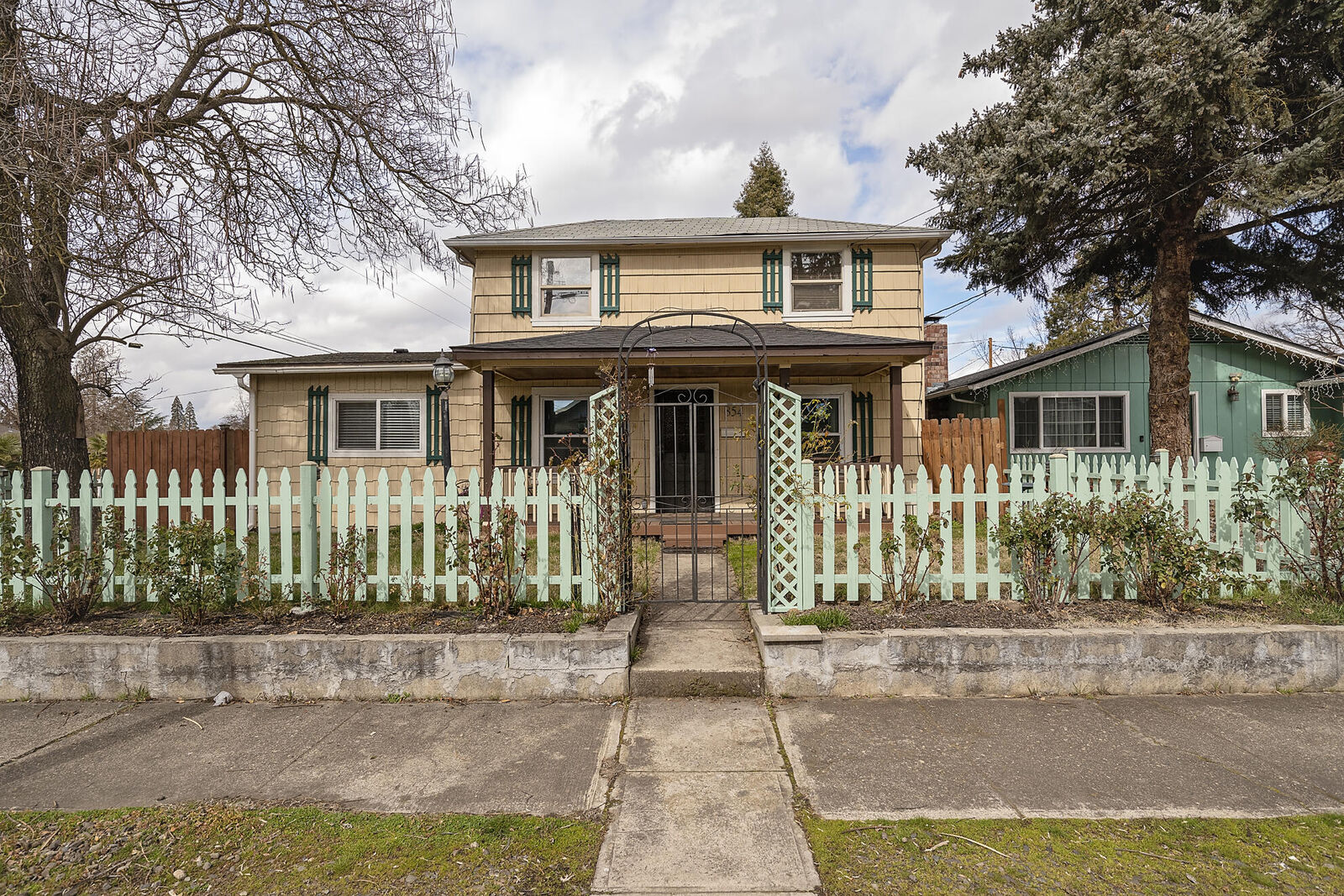 Property Photo:  854 W 2nd Street  OR 97501 