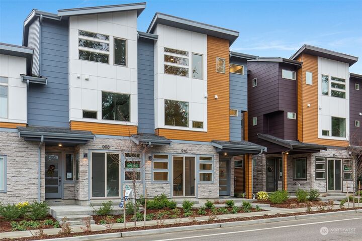 Property Photo:  962 Dove Tail Lane NW 3  WA 98110 