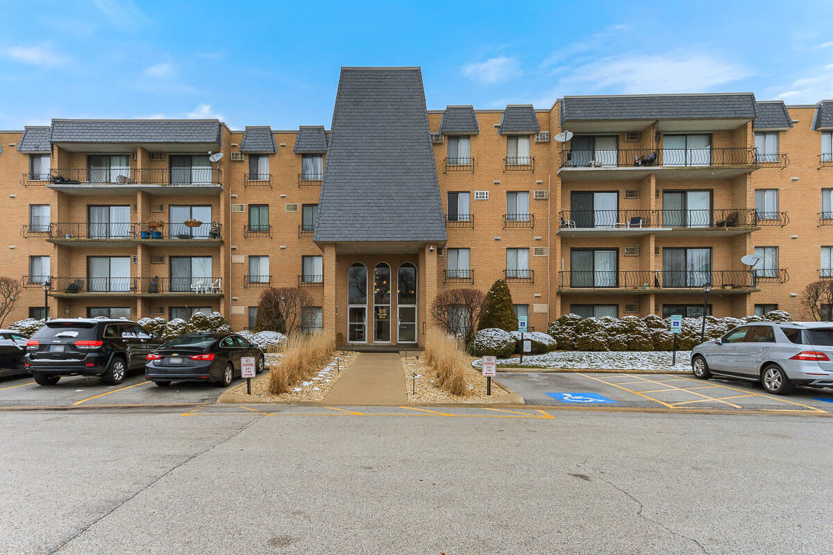 Property Photo:  931 W Arquilla Drive 233  IL 60425 