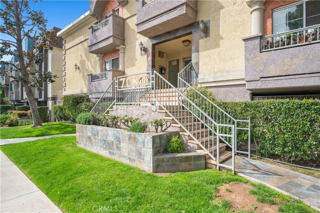 Property Photo:  7035 Woodley Avenue 208  CA 91406 