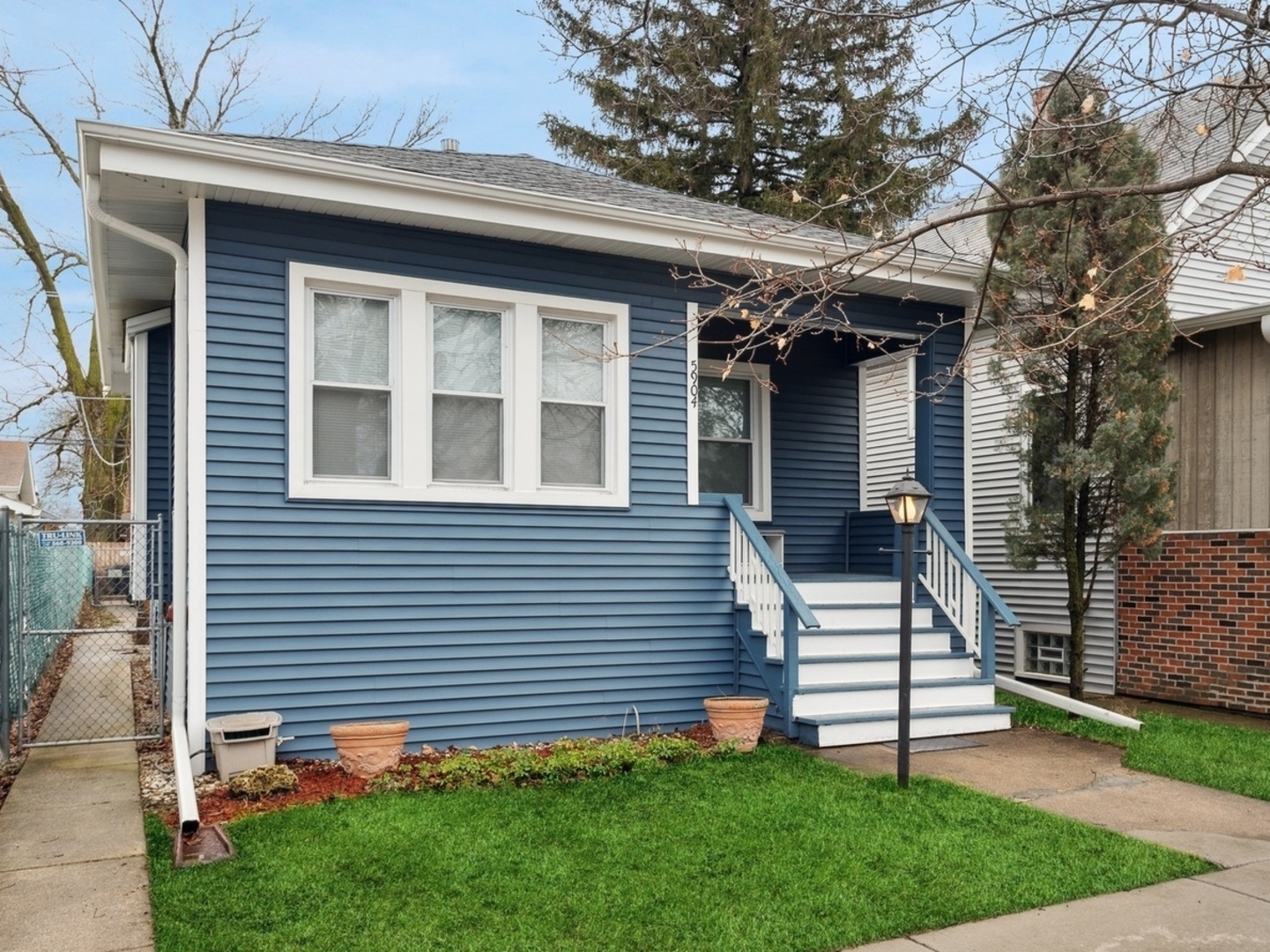 Property Photo: 5904 N Manton Avenue IL 60646