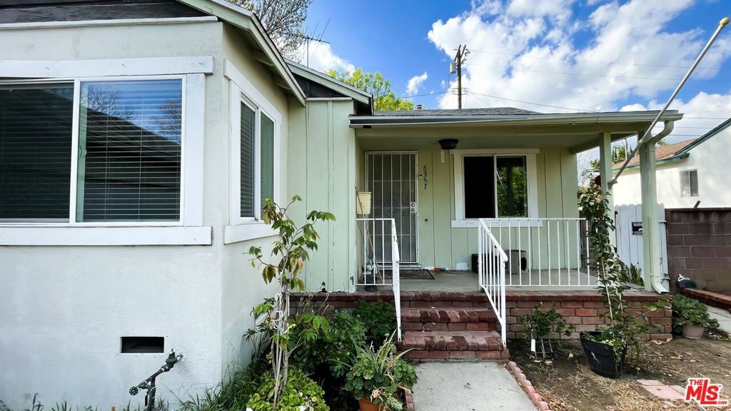 Property Photo:  8957 Amigo Avenue  CA 91324 