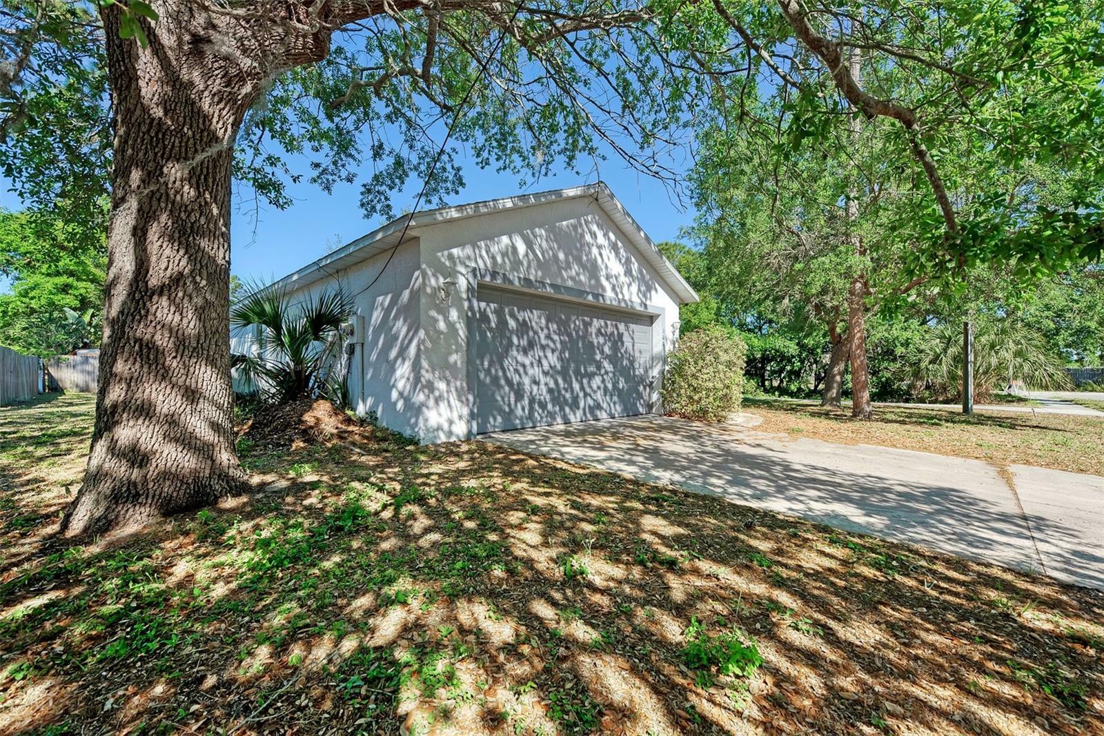 Property Photo: 1085 Vilas Avenue FL 34237