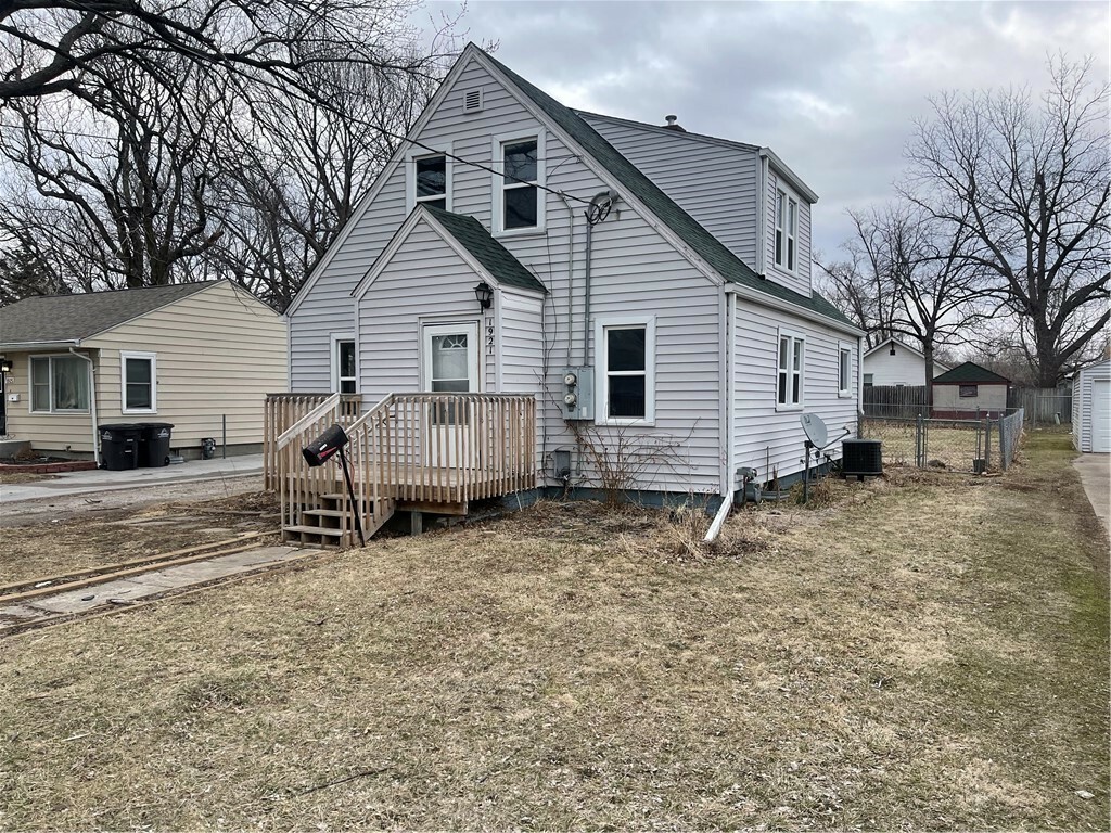 Property Photo:  1921 E 24th Street  IA 50317 