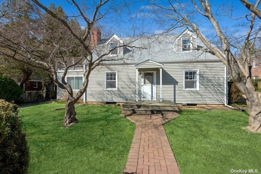 Property Photo:  4 Manor Place  NY 11542 