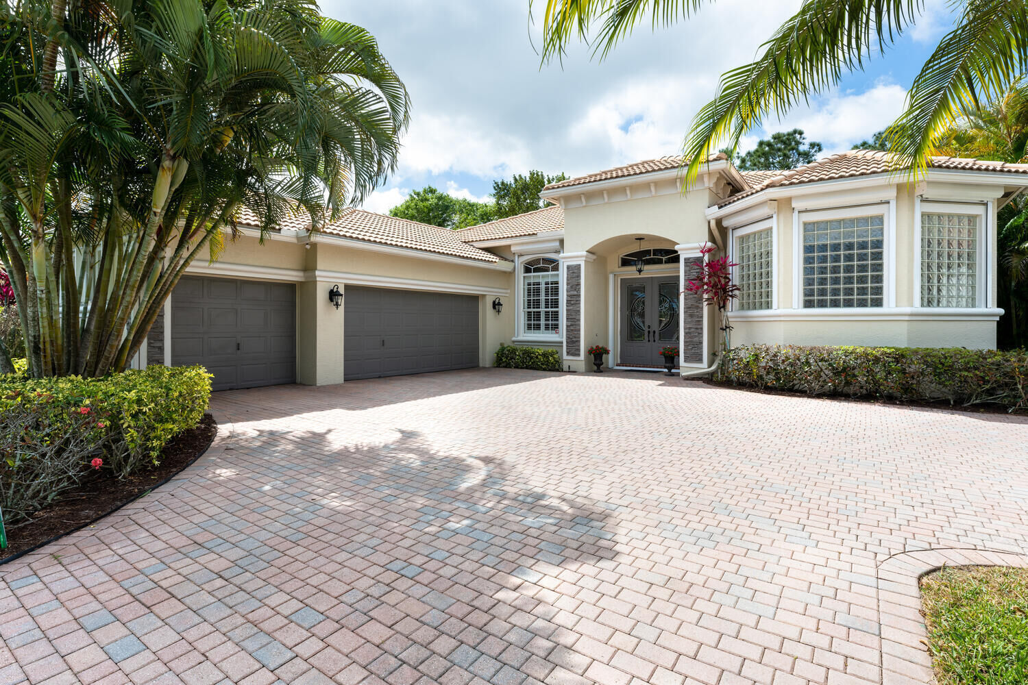 Property Photo: 884 SW Bromelia Terrace FL 34997