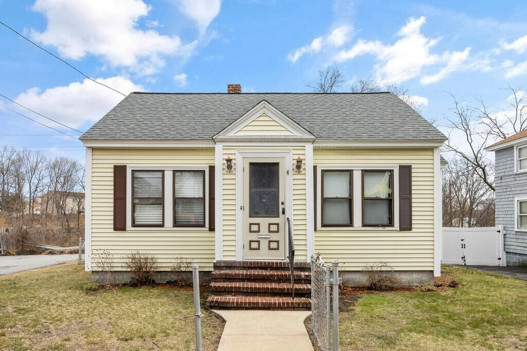 4 Pere Marquette St  Lawrence MA 01843 photo