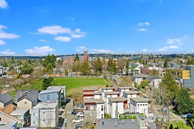 Property Photo:  4540 8th Avenue NE 1203  WA 98105 