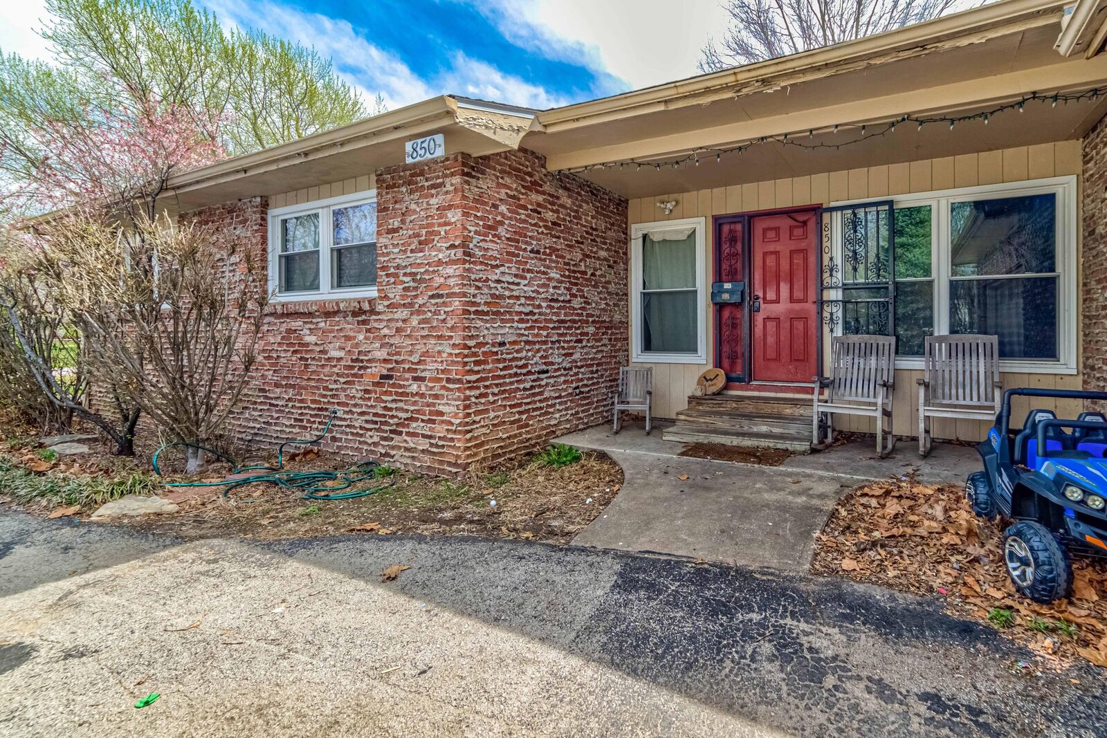 Property Photo:  850 N Lone Pine Avenue  MO 65802 