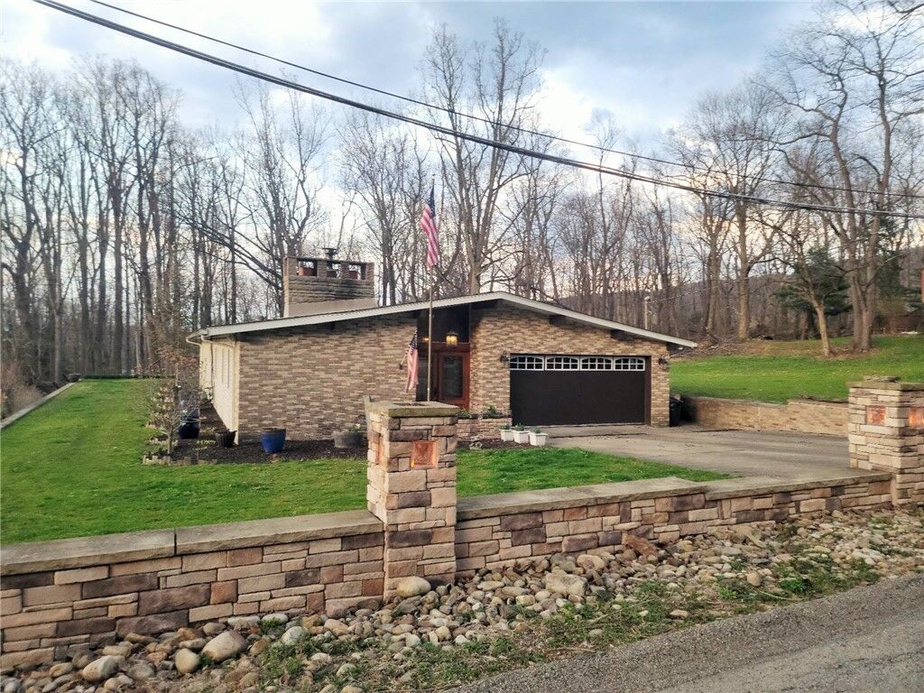 Property Photo:  252 Mountain View Road  PA 15401 