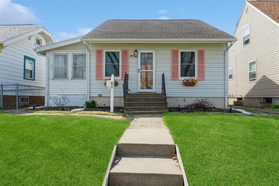 Property Photo:  1617 B Avenue NW  IA 52405 