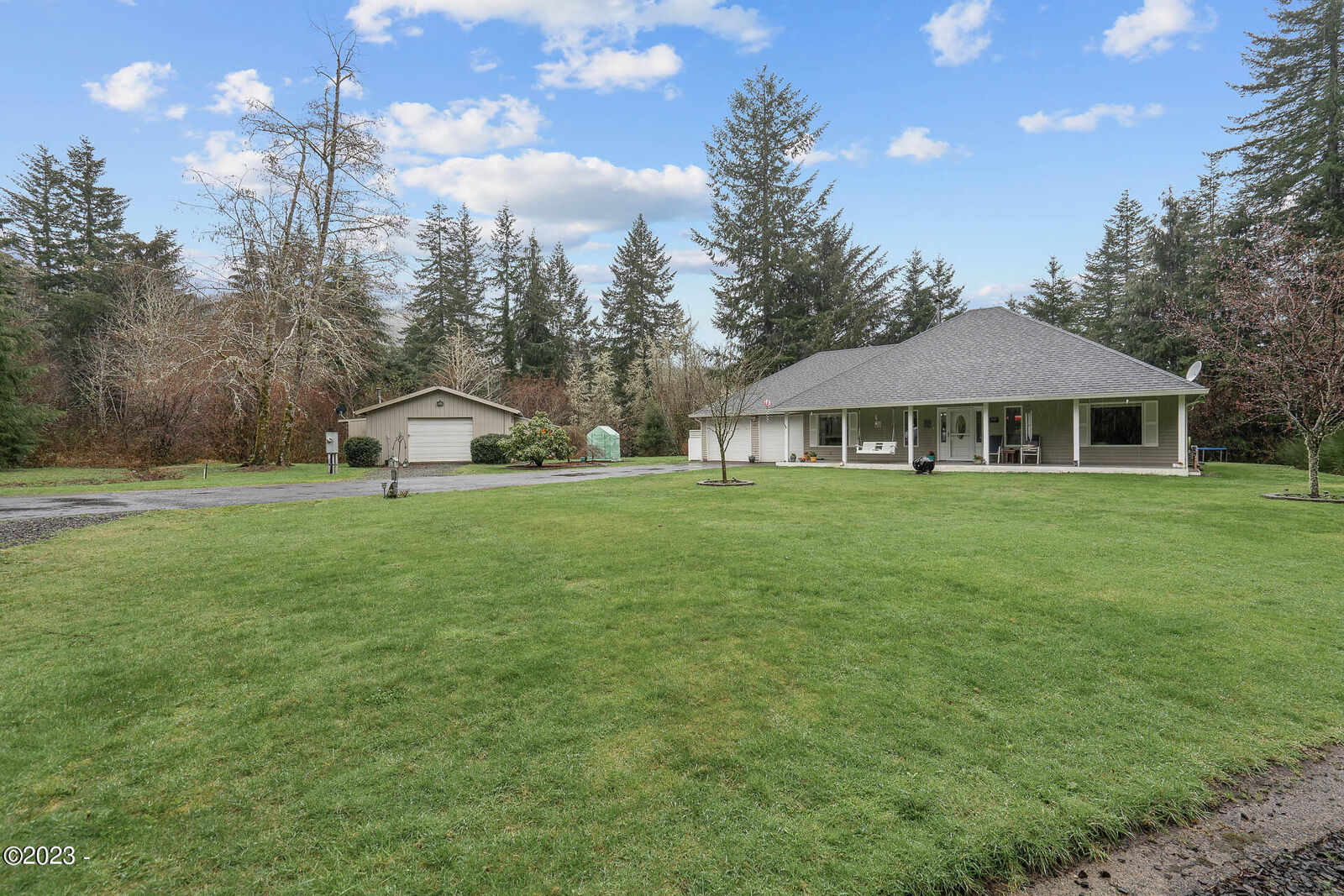 Property Photo:  412 N Alder Court  OR 97368