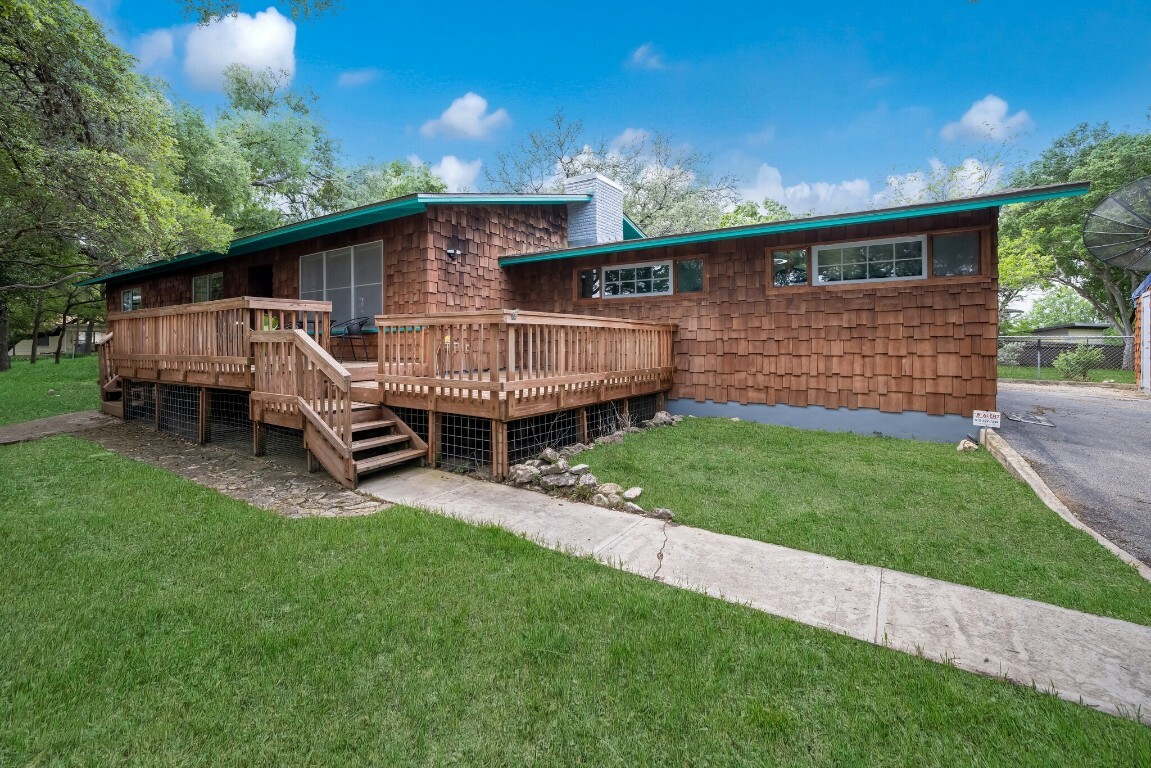 Property Photo:  923 E Bluebonnet Drive  TX 78666 