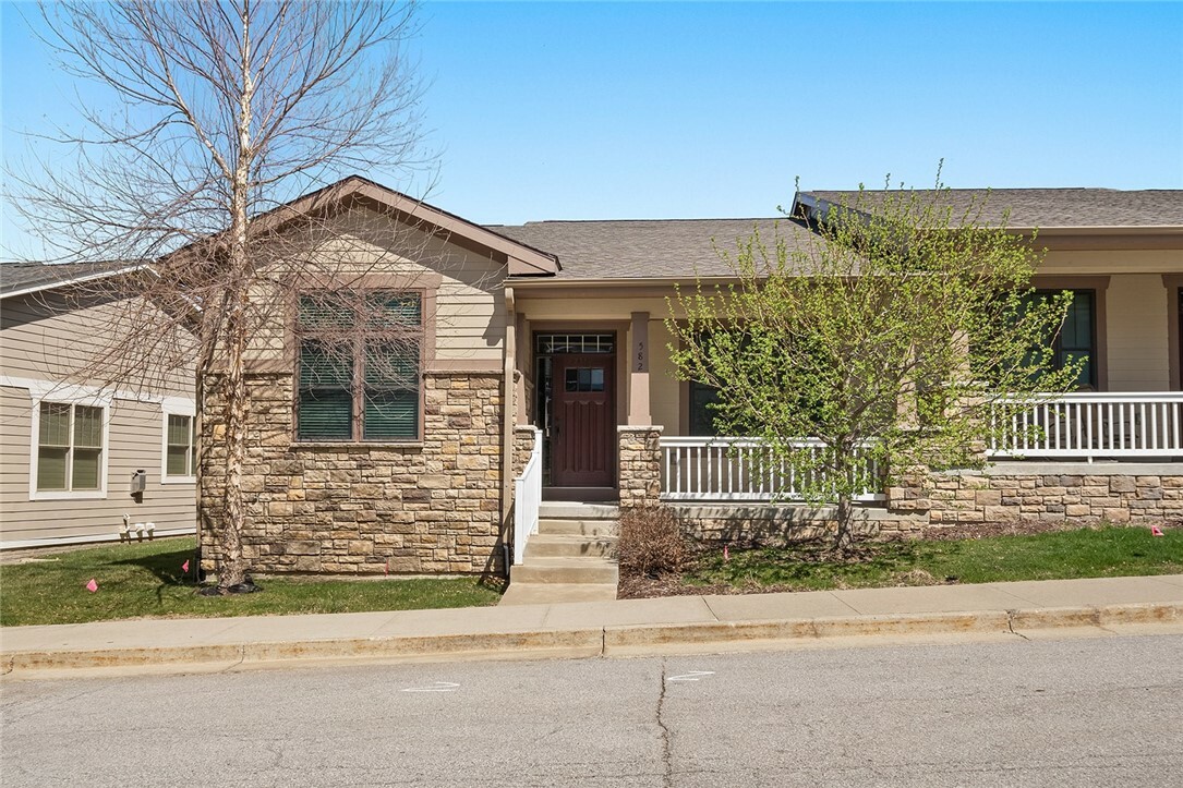 Property Photo:  582 S Crescent Way  IA 50266 