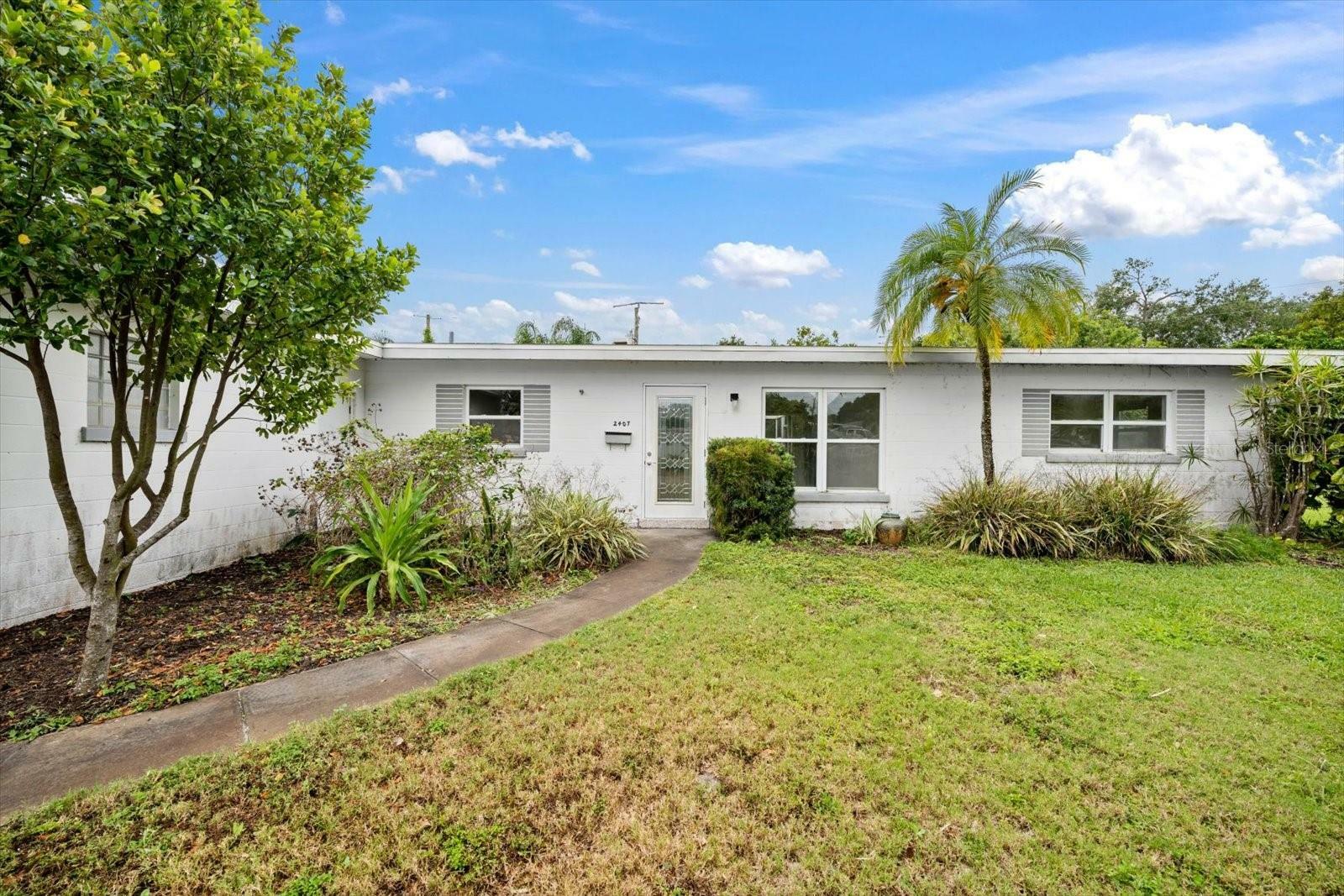 Property Photo:  2407 S Wellesley Drive  FL 34207 