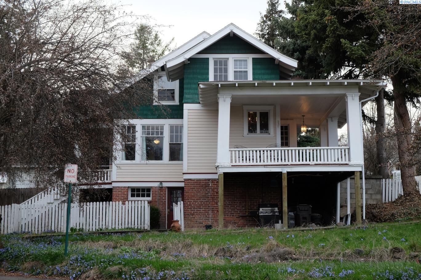 Property Photo: 315 W Main St WA 99163