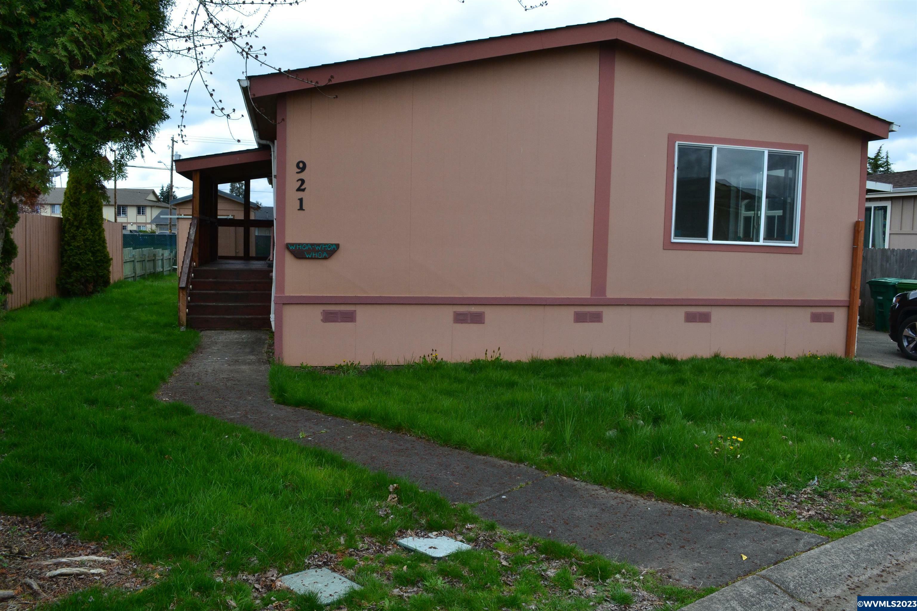 Property Photo:  921  York St 40  OR 97325 