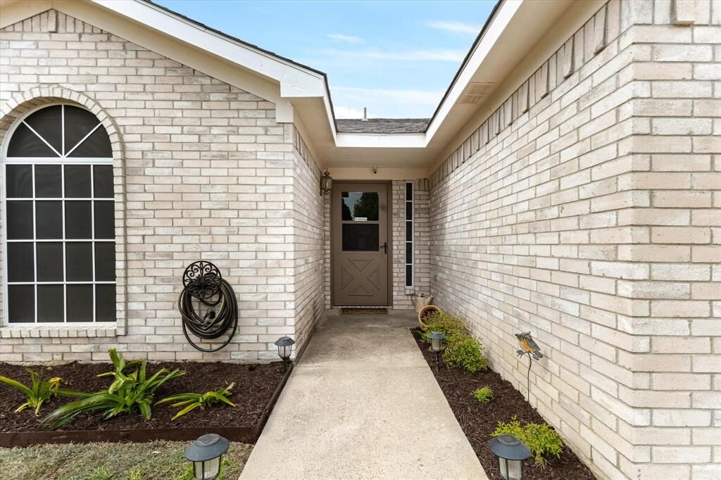 Property Photo: 10240 Tustin Terrace TX 76108