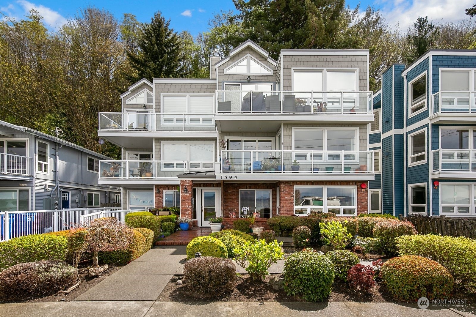 Property Photo:  1594 Alki Avenue SW 102  WA 98116 