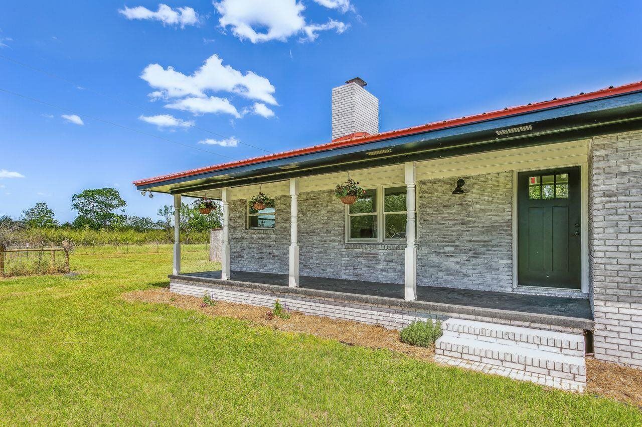 Property Photo: 8940 Indian Ford Rd FL 32570