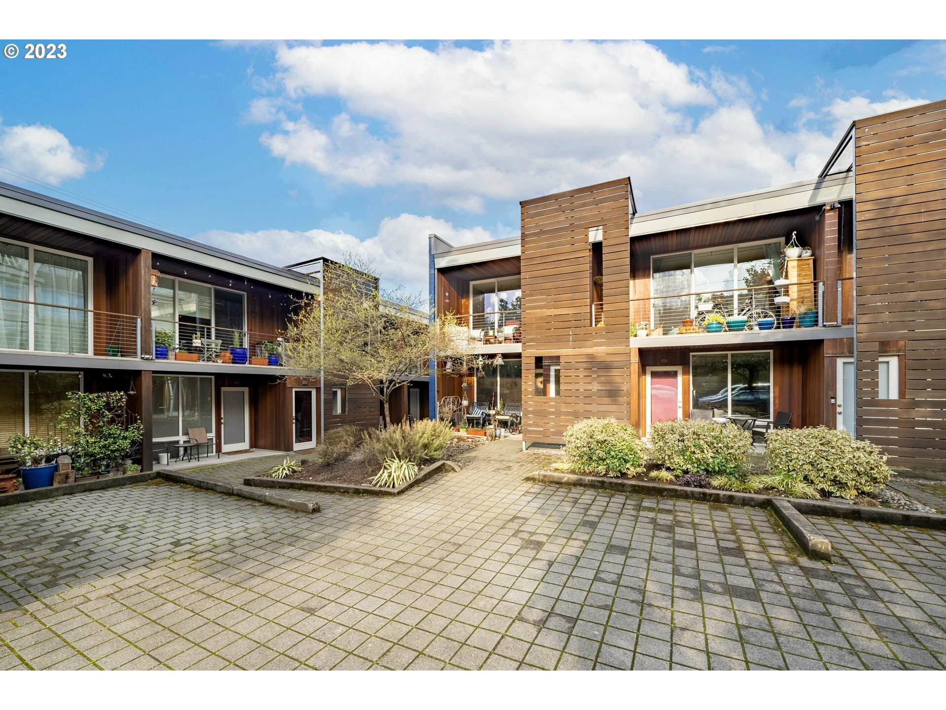 Property Photo: 722 NW 24th Ave 205 OR 97210