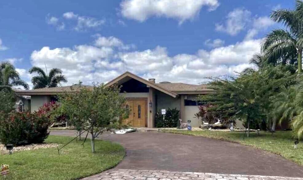 Property Photo: 2575 SE 9th Street FL 33062