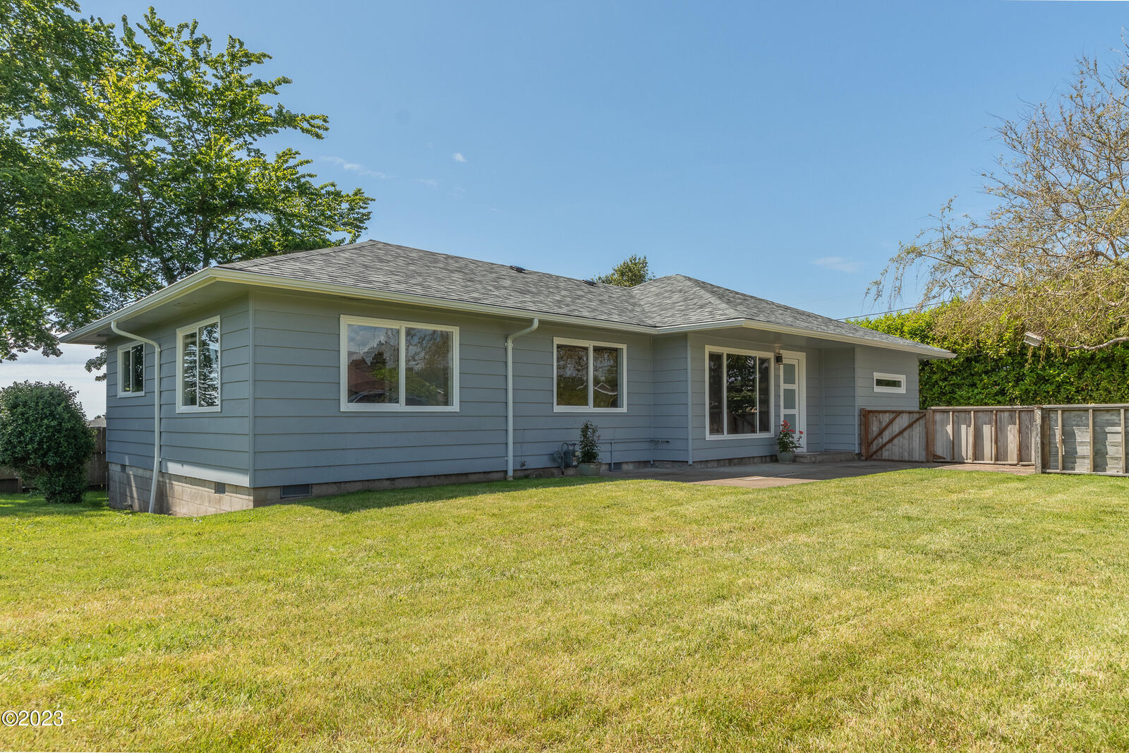 Property Photo: 433 NE Douglas Street OR 97365