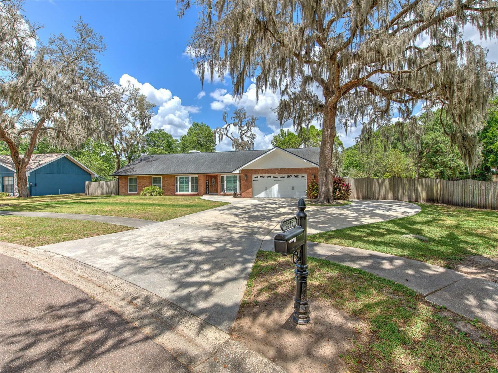 Property Photo:  2516 Laurelwood Lane  FL 33596 