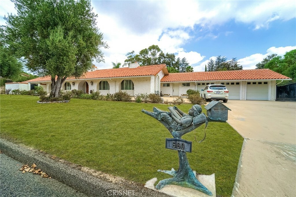 Property Photo:  560 Calle Sequoia  CA 91360 