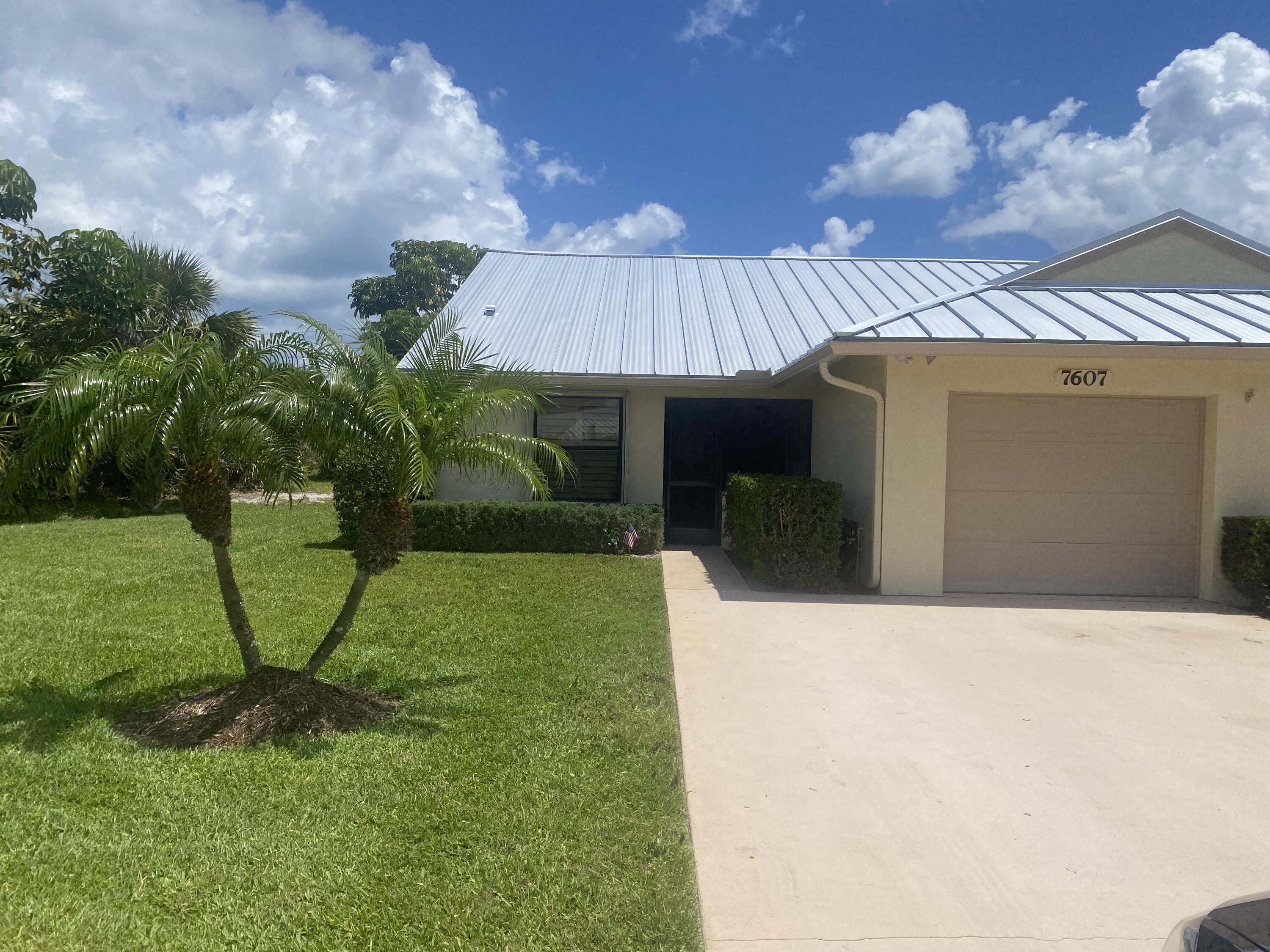 Property Photo: 7607 SE Sugar Sand Circle FL 33455