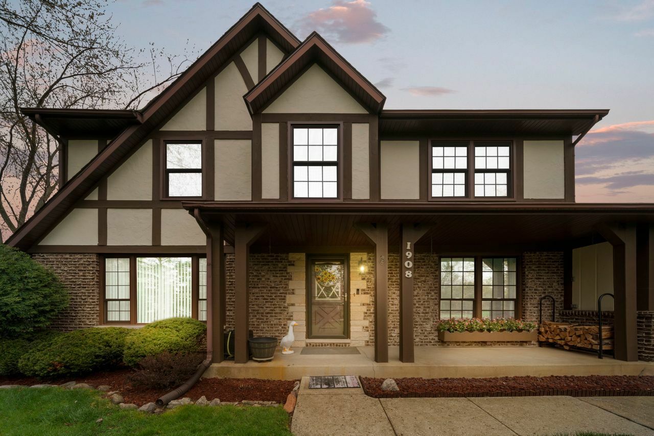 Property Photo: 1908 Spring Dale Drive IL 60081
