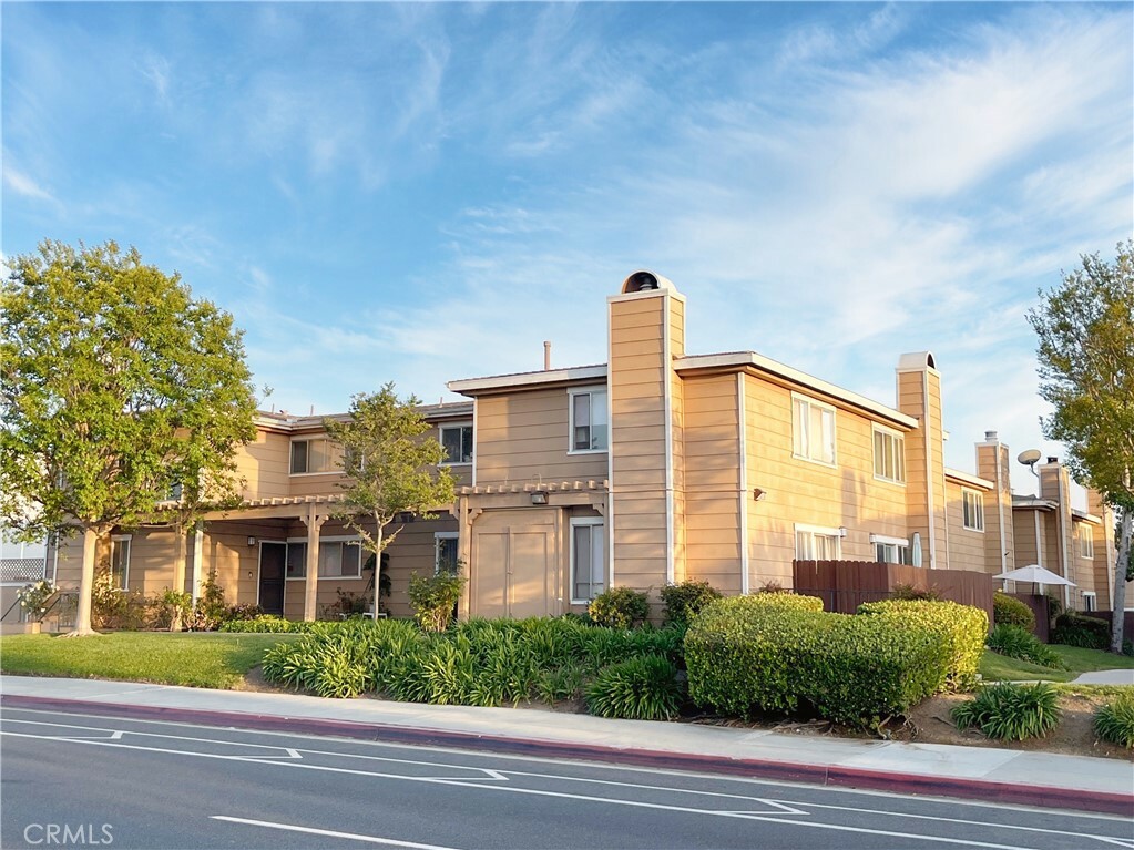 Property Photo:  620 W Lambert Road 8  CA 90631 