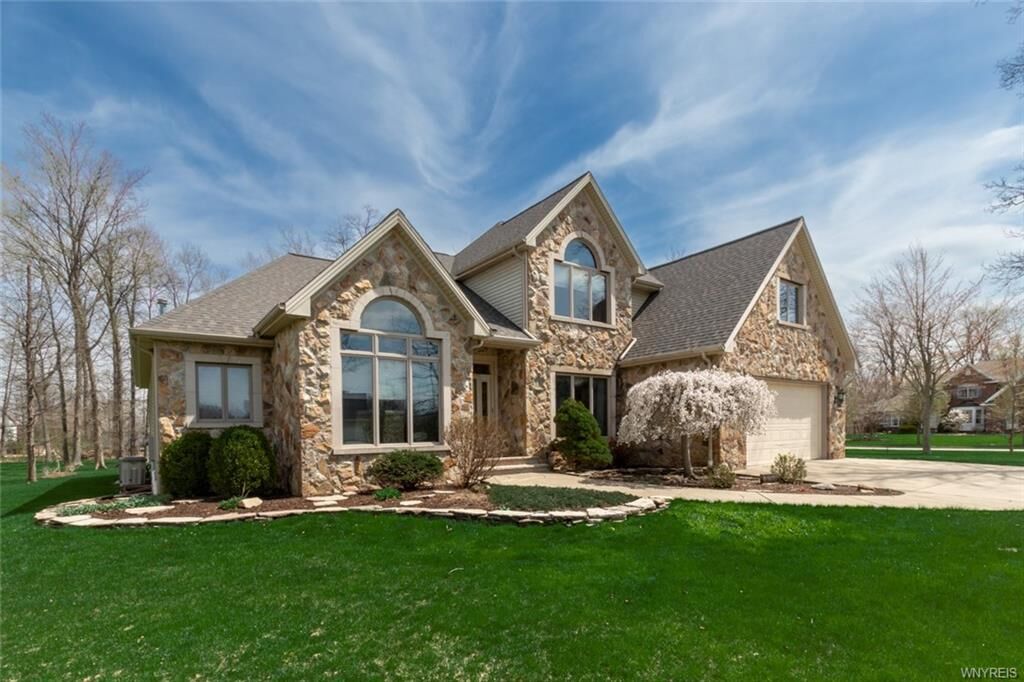 Property Photo:  15 Forest Creek Court  NY 14072 
