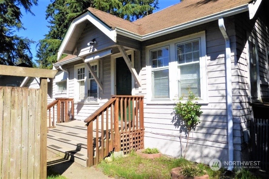 Property Photo:  554 A And B N 137th Street  WA 98133 