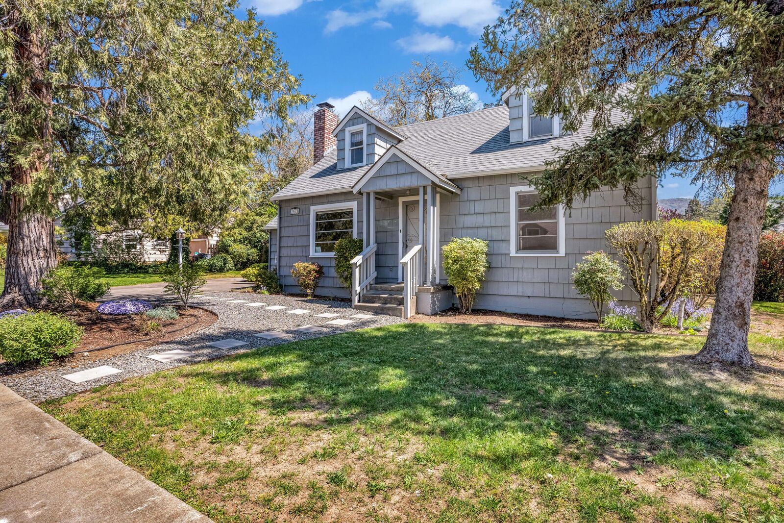 Property Photo:  1573 NW Hawthorne Avenue  OR 97526 