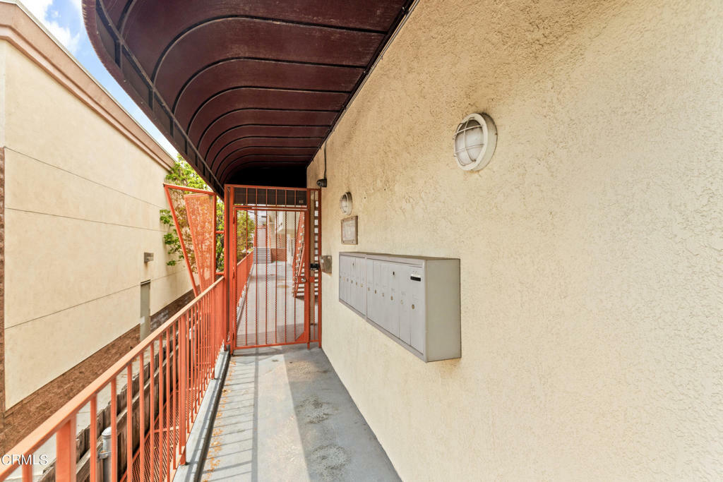 Property Photo:  1015 E Spazier Avenue 106  CA 91502 