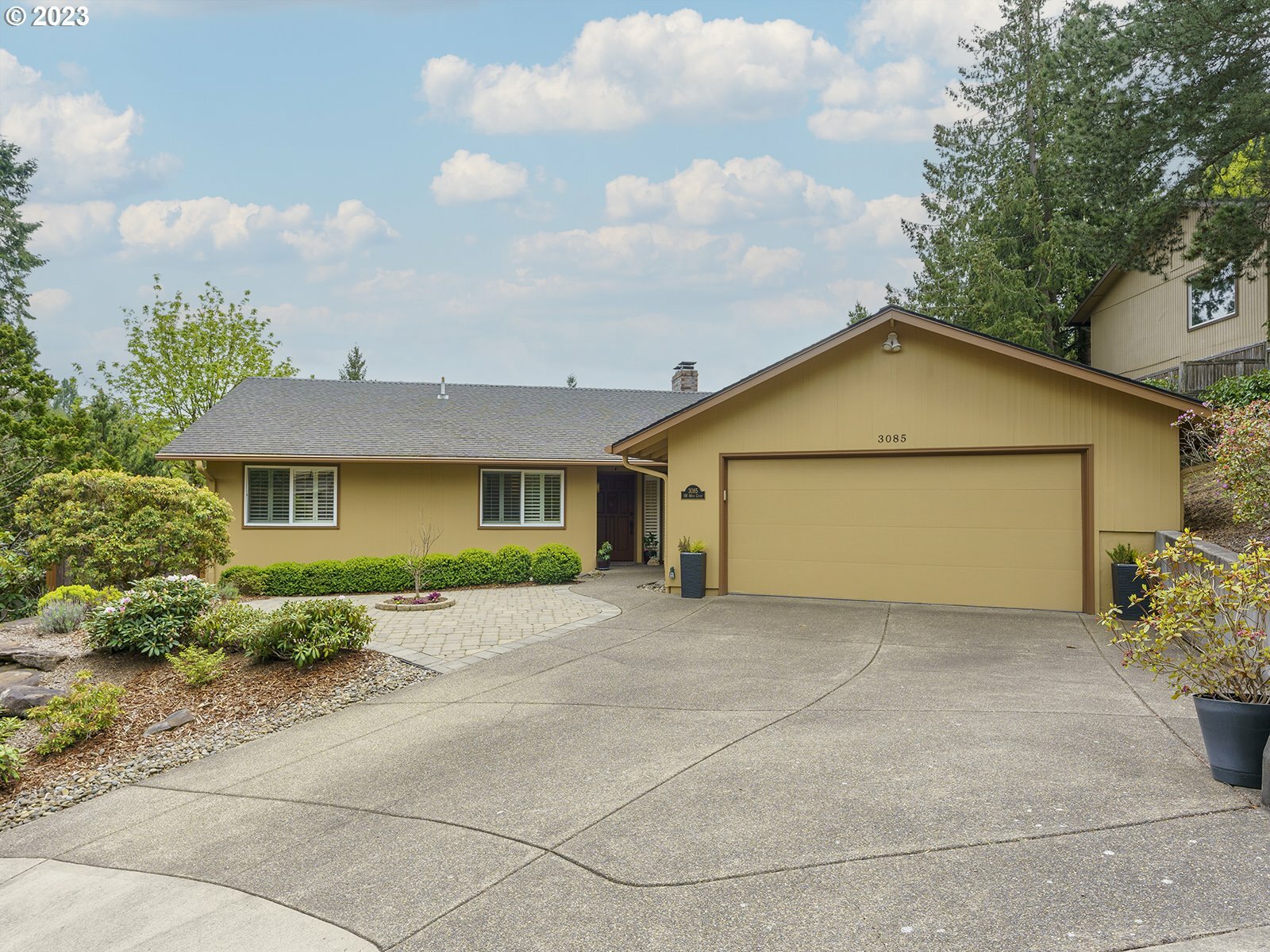 Property Photo:  3085 SW 66th Ct  OR 97225 